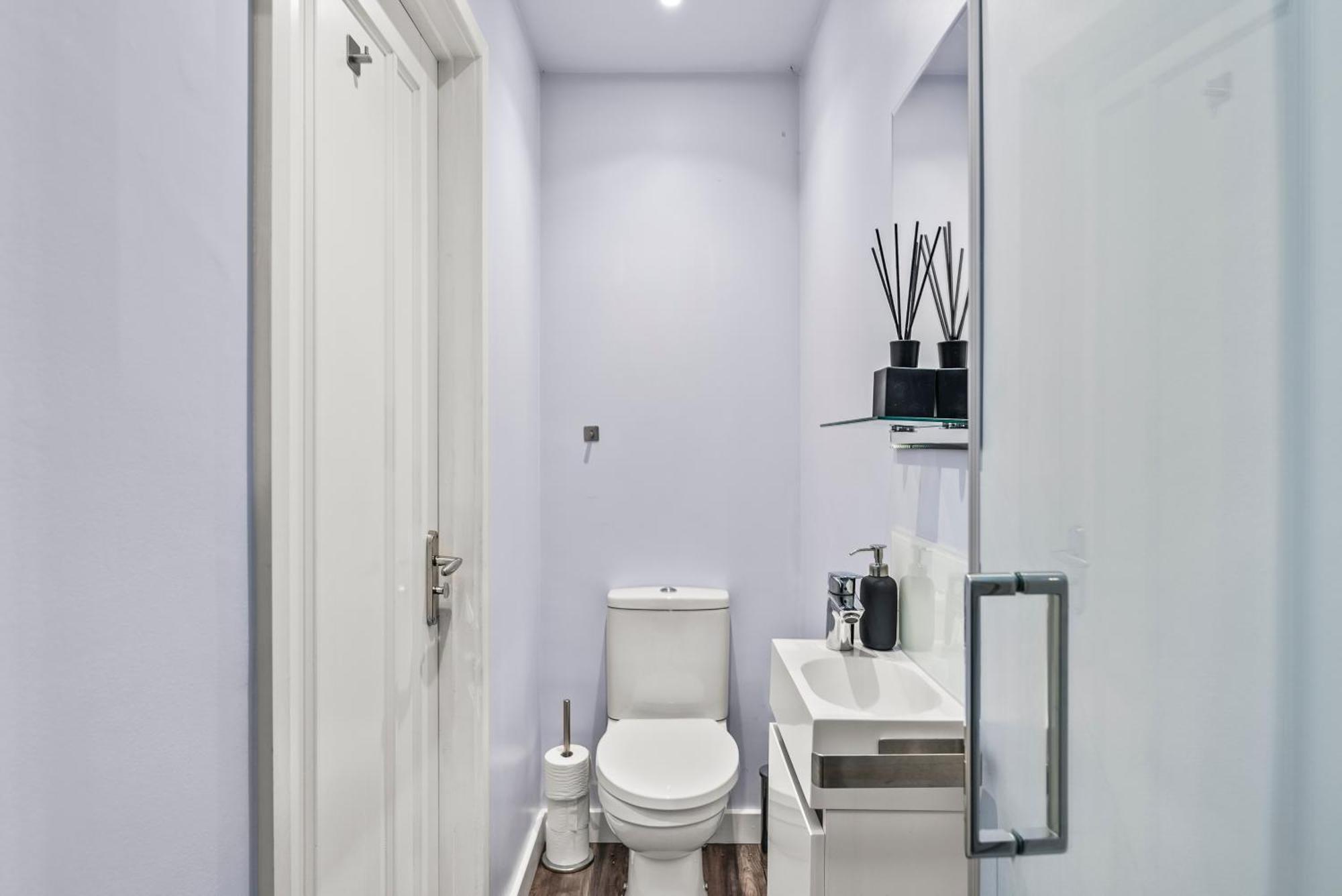 Elegant Retreat In Cheltenham - Garden & Parking Included Kültér fotó