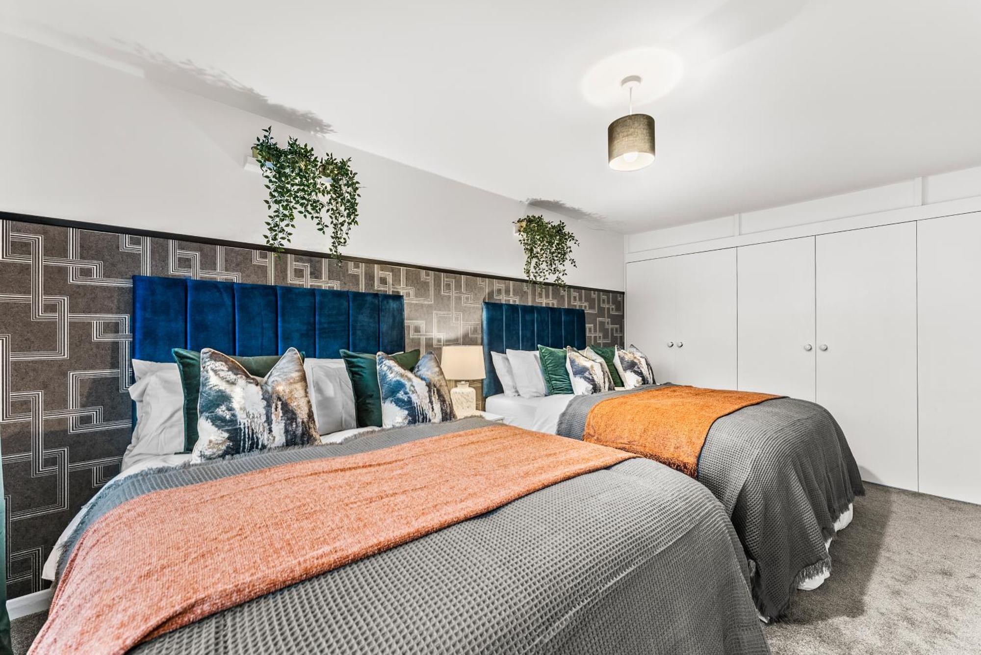 Elegant Retreat In Cheltenham - Garden & Parking Included Kültér fotó