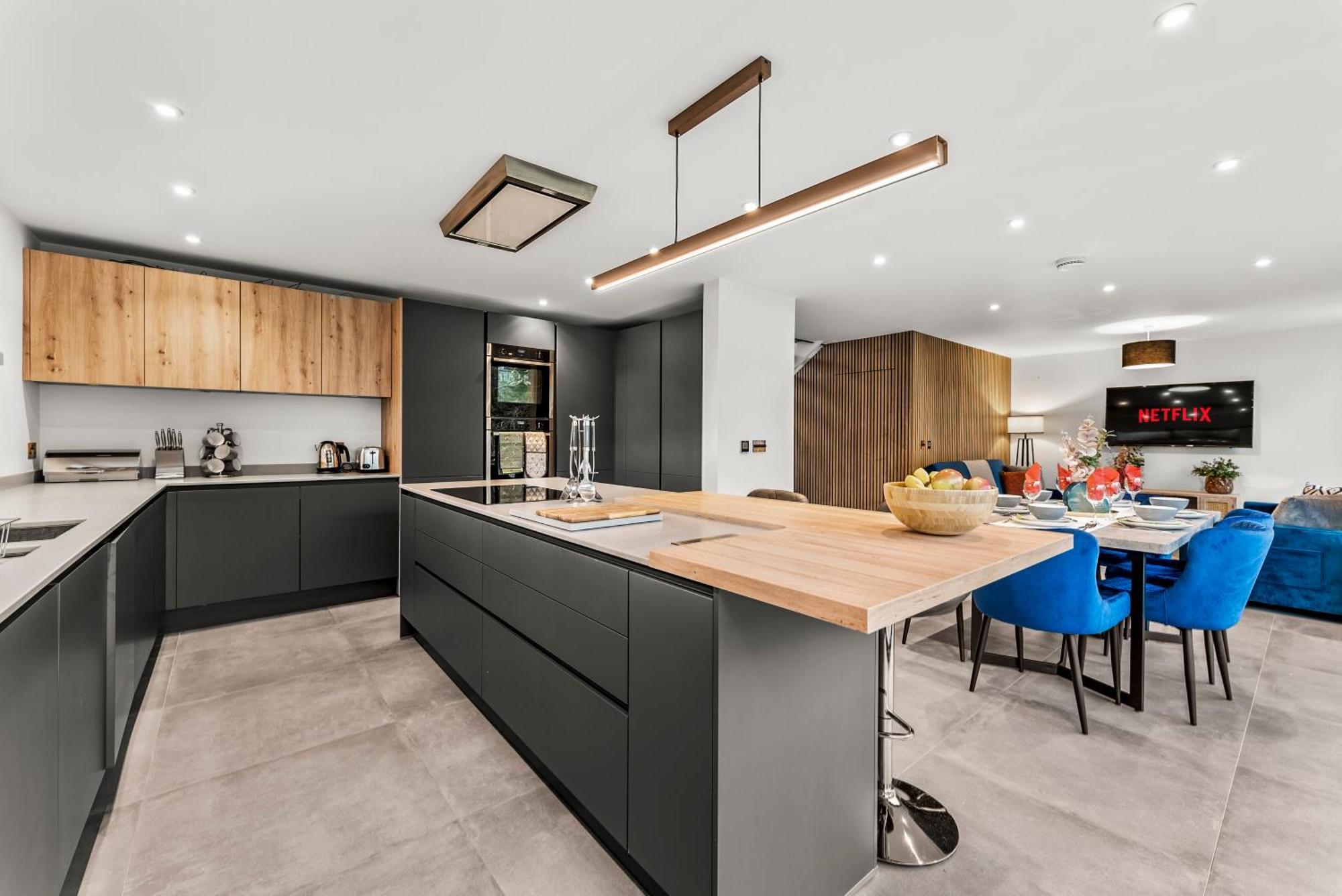 Elegant Retreat In Cheltenham - Garden & Parking Included Kültér fotó
