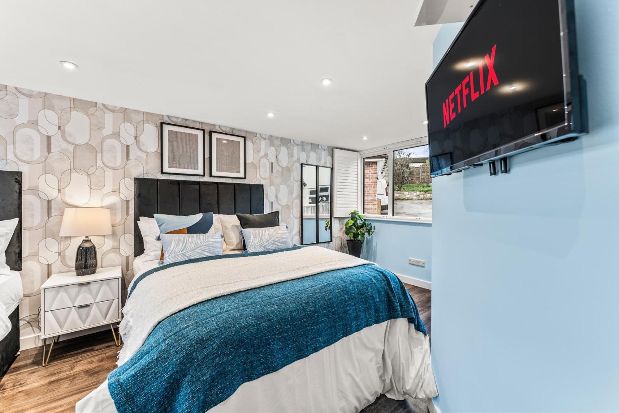 Elegant Retreat In Cheltenham - Garden & Parking Included Kültér fotó