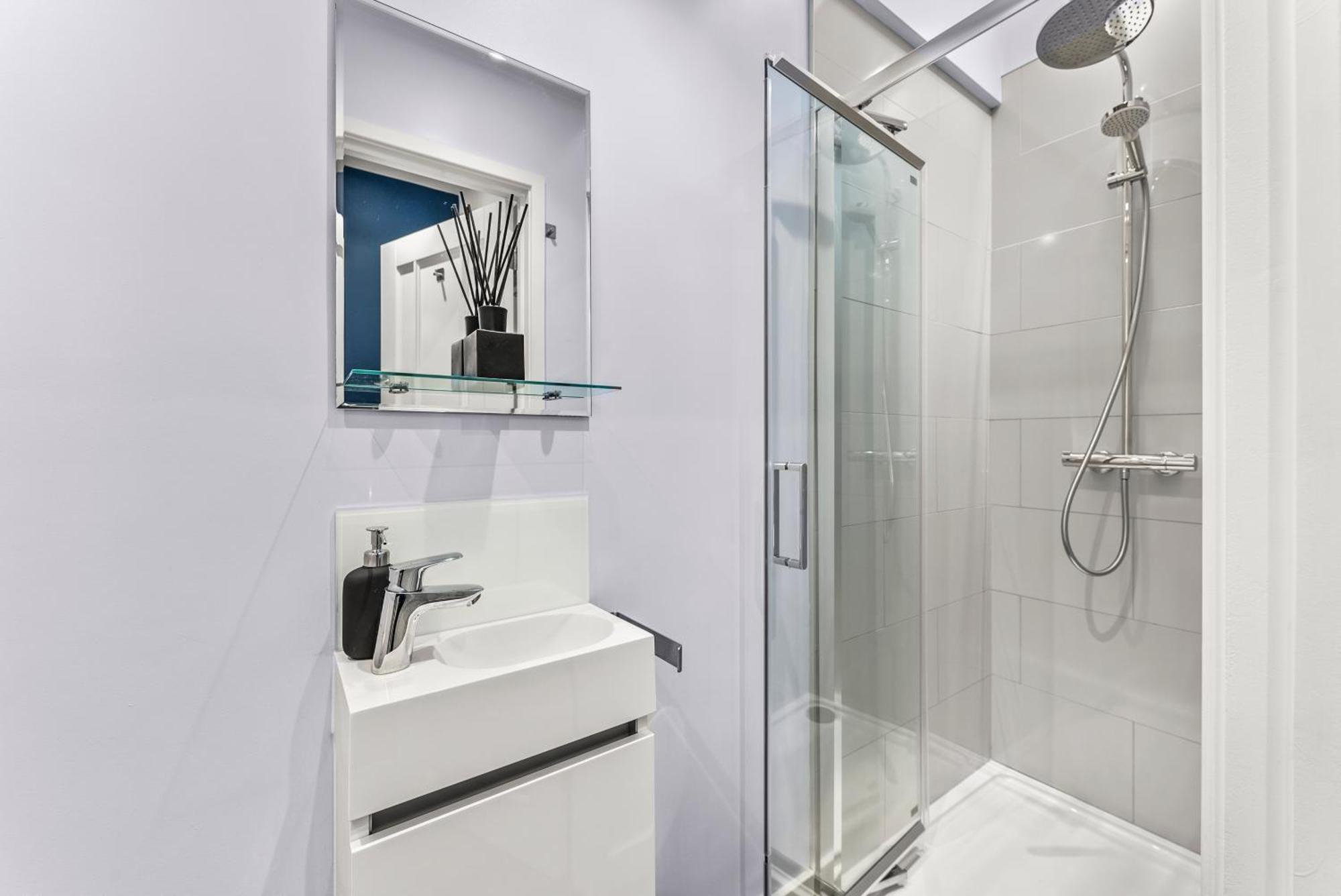 Elegant Retreat In Cheltenham - Garden & Parking Included Kültér fotó