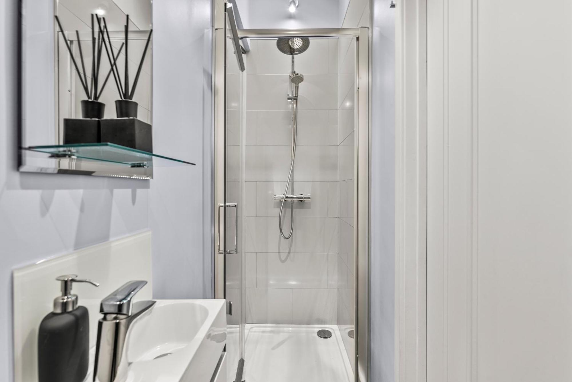 Elegant Retreat In Cheltenham - Garden & Parking Included Kültér fotó