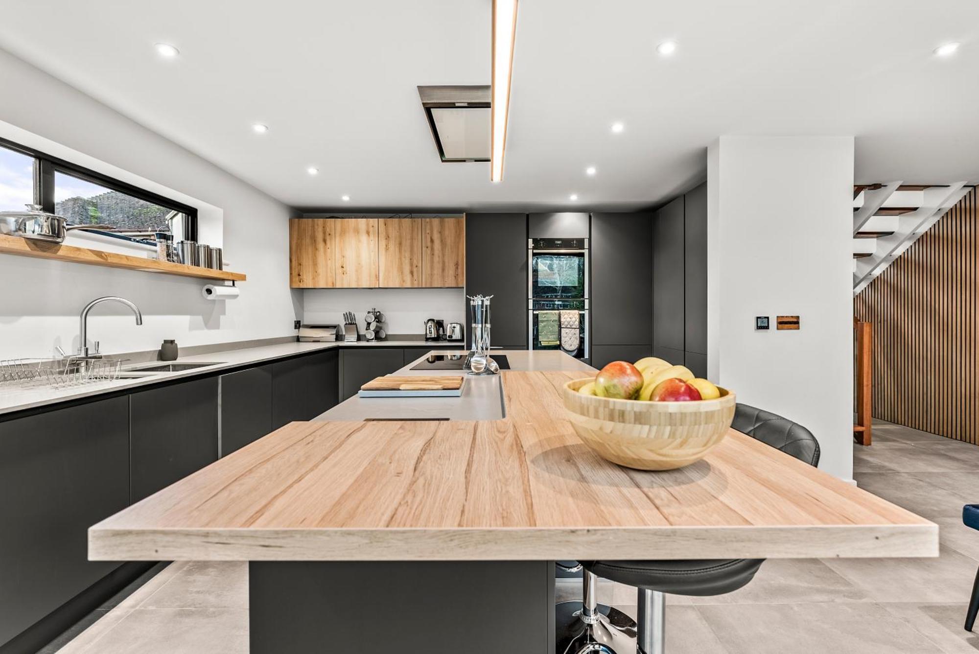 Elegant Retreat In Cheltenham - Garden & Parking Included Kültér fotó