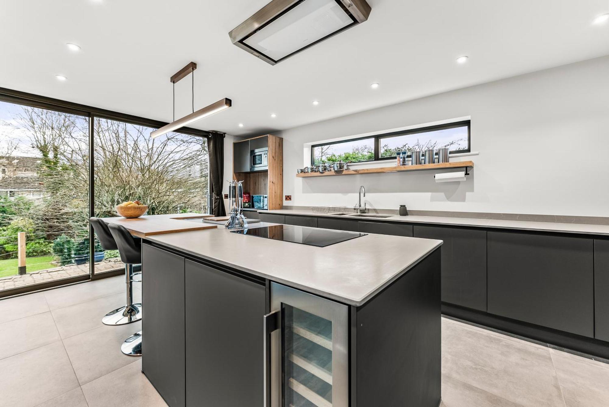 Elegant Retreat In Cheltenham - Garden & Parking Included Kültér fotó
