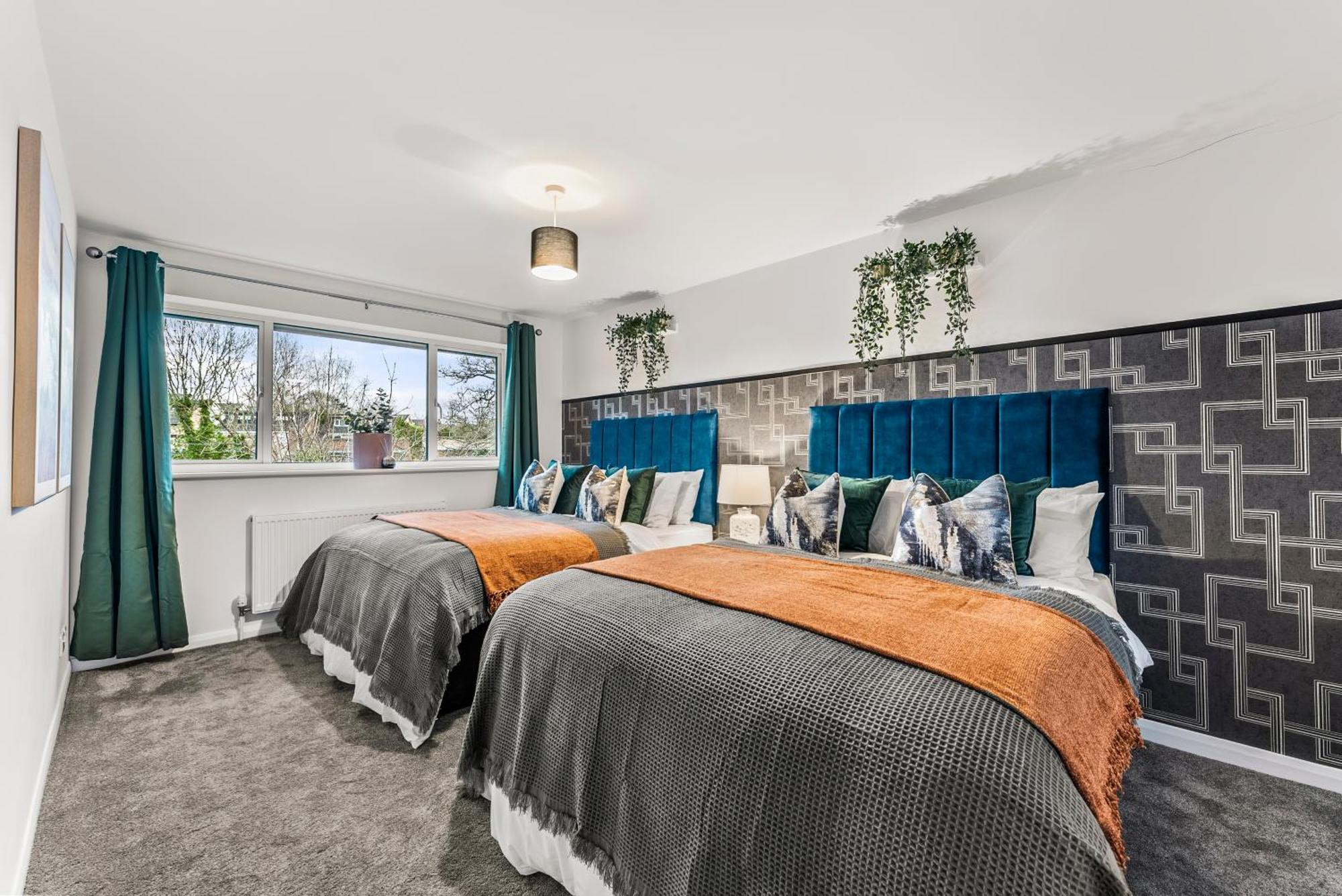 Elegant Retreat In Cheltenham - Garden & Parking Included Kültér fotó