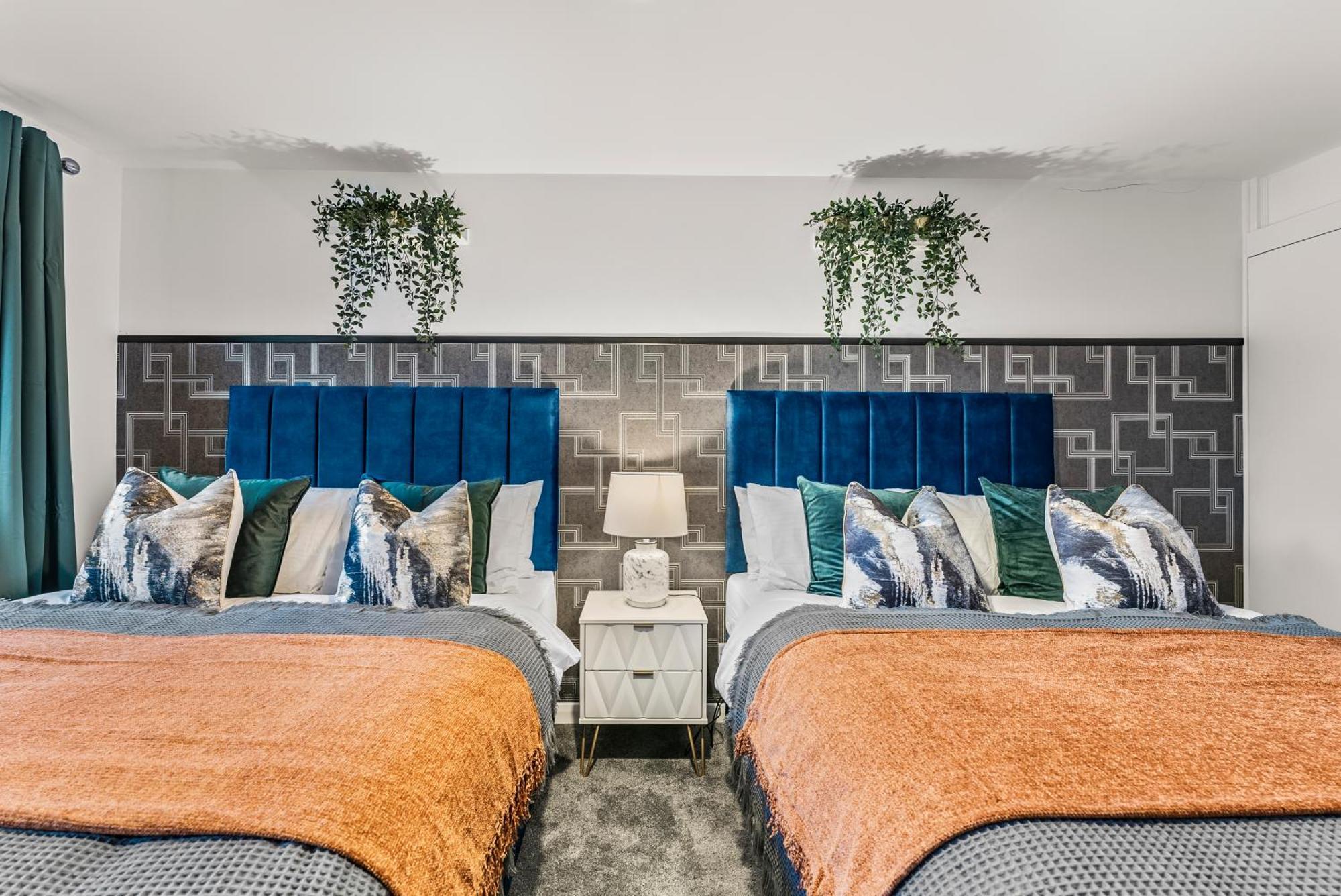 Elegant Retreat In Cheltenham - Garden & Parking Included Kültér fotó